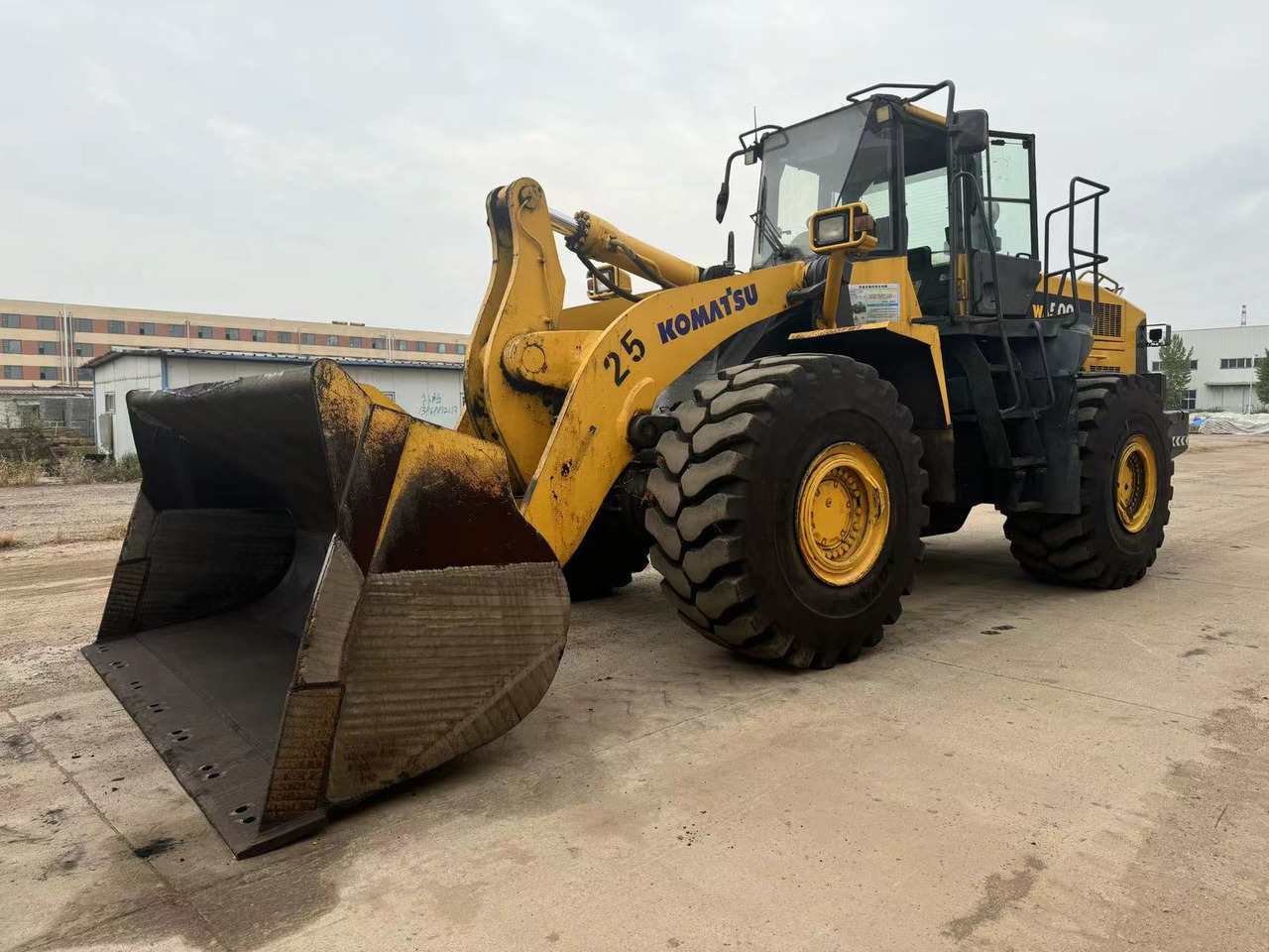 KOMATSU WA500-6 - Fadrom me goma: foto 4 KOMATSU WA500-6 - Fadrom me goma: foto 4