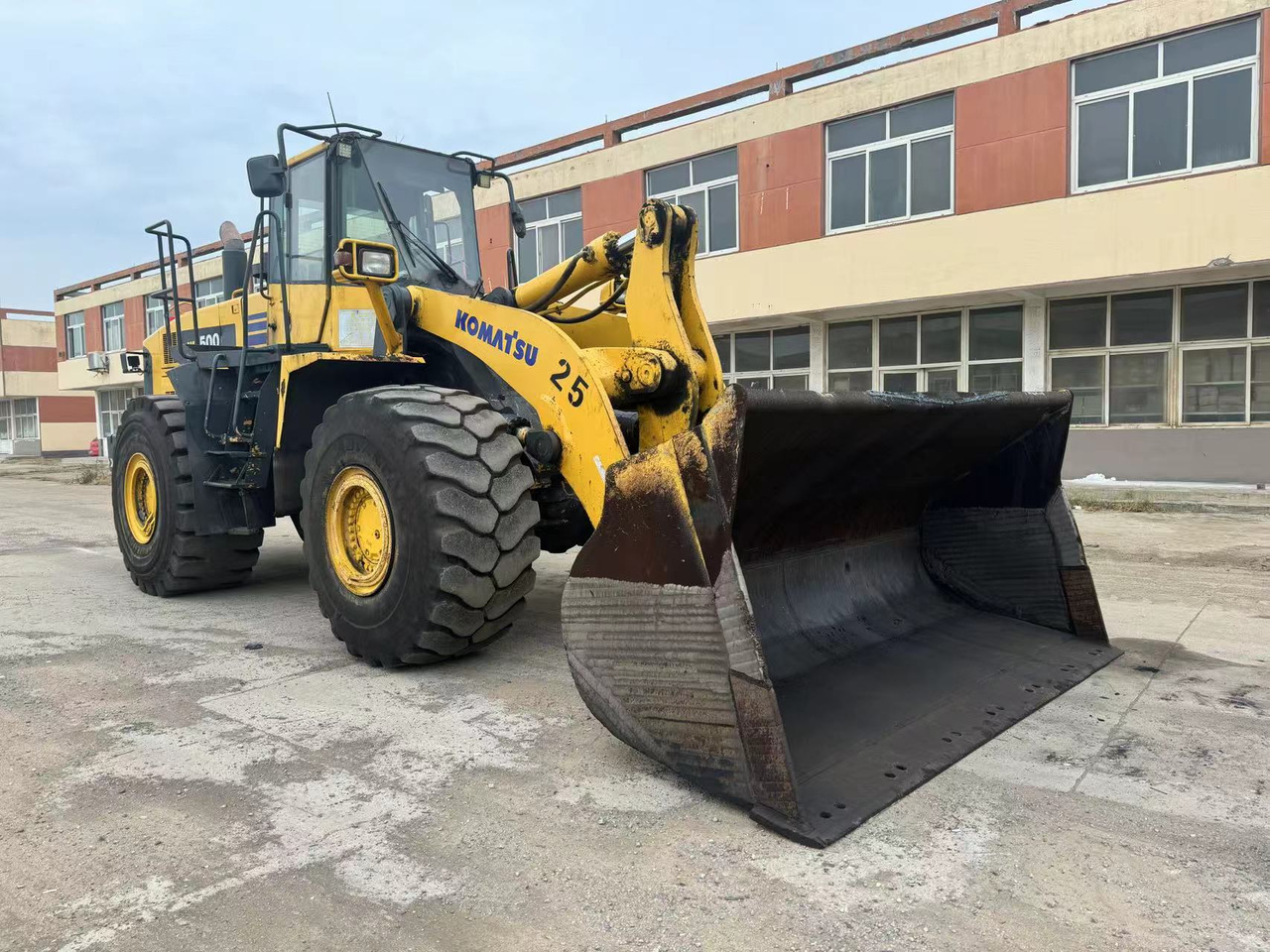 KOMATSU WA500-6 - Fadrom me goma: foto 5 KOMATSU WA500-6 - Fadrom me goma: foto 5