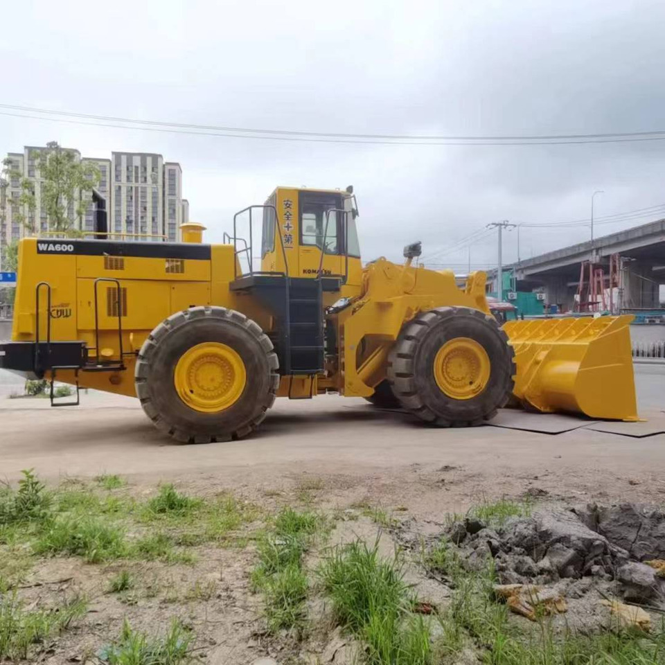 KOMATSU WA600-3 - Fadrom me goma: foto 4 KOMATSU WA600-3 - Fadrom me goma: foto 4