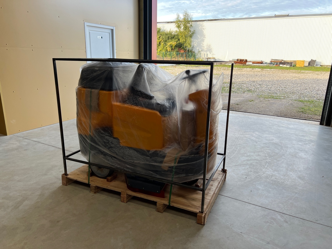 HIPPO AR-X9 - Makinë fshirëse për rrugët: foto 4 HIPPO AR-X9 - Makinë fshirëse për rrugët: foto 4