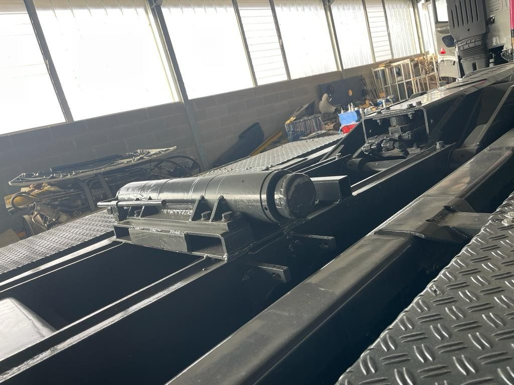 BLOCCAGGIO POSTERIORE INTERNO CON 2 PISTONI - Trupi dhe të jashtme për Kamioni: foto 1 BLOCCAGGIO POSTERIORE INTERNO CON 2 PISTONI - Trupi dhe të jashtme për Kamioni: foto 1