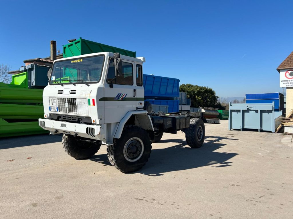 Kamion kabinë-shasi IVECO 100 4X4 BALESTRATO ANTERIORE E POSTERIO: foto 1