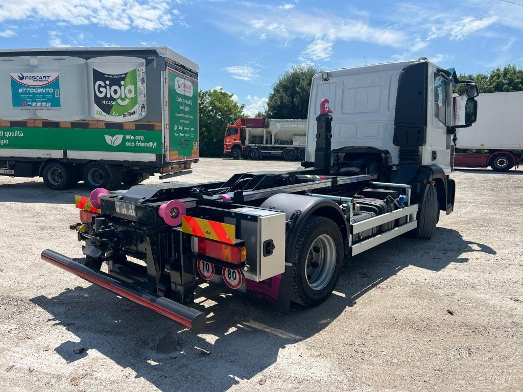 IVECO EUROCARGO 120E28 CON SCARRABILE NUOVO - Kamion vetëngarkues: foto 5 IVECO EUROCARGO 120E28 CON SCARRABILE NUOVO - Kamion vetëngarkues: foto 5