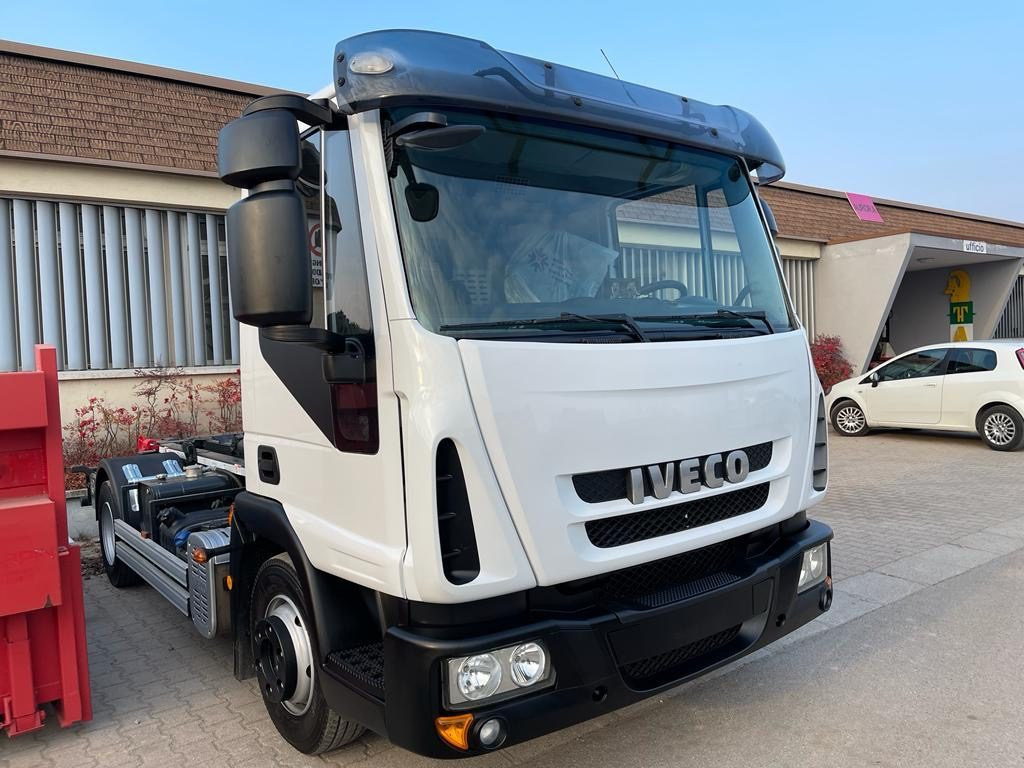 IVECO EUROCARGO 80 E18 CON IMPIANTO SCARRABILE NUO - Kamion vetëngarkues: foto 2 IVECO EUROCARGO 80 E18 CON IMPIANTO SCARRABILE NUO - Kamion vetëngarkues: foto 2