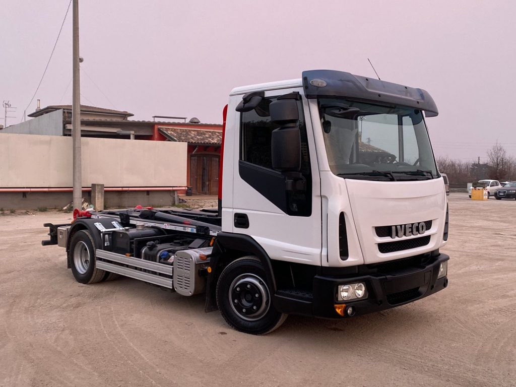 IVECO EUROCARGO 80 E18 CON IMPIANTO SCARRABILE NUO - Kamion vetëngarkues: foto 1 IVECO EUROCARGO 80 E18 CON IMPIANTO SCARRABILE NUO - Kamion vetëngarkues: foto 1