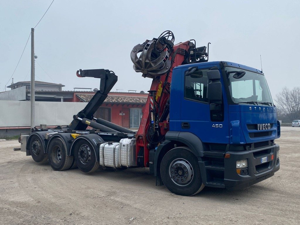 IVECO STRALIS 260.450 SCARRABILE CON GRU - Kamion vetëngarkues: foto 1 IVECO STRALIS 260.450 SCARRABILE CON GRU - Kamion vetëngarkues: foto 1