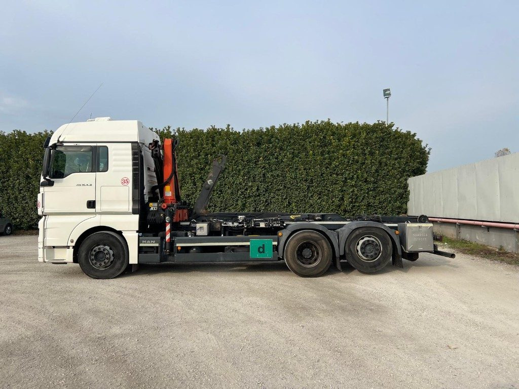 MAN TGX 26.480 SCARRABILE CON GRU DIETRO CABINA - Kamion vetëngarkues: foto 3 MAN TGX 26.480 SCARRABILE CON GRU DIETRO CABINA - Kamion vetëngarkues: foto 3