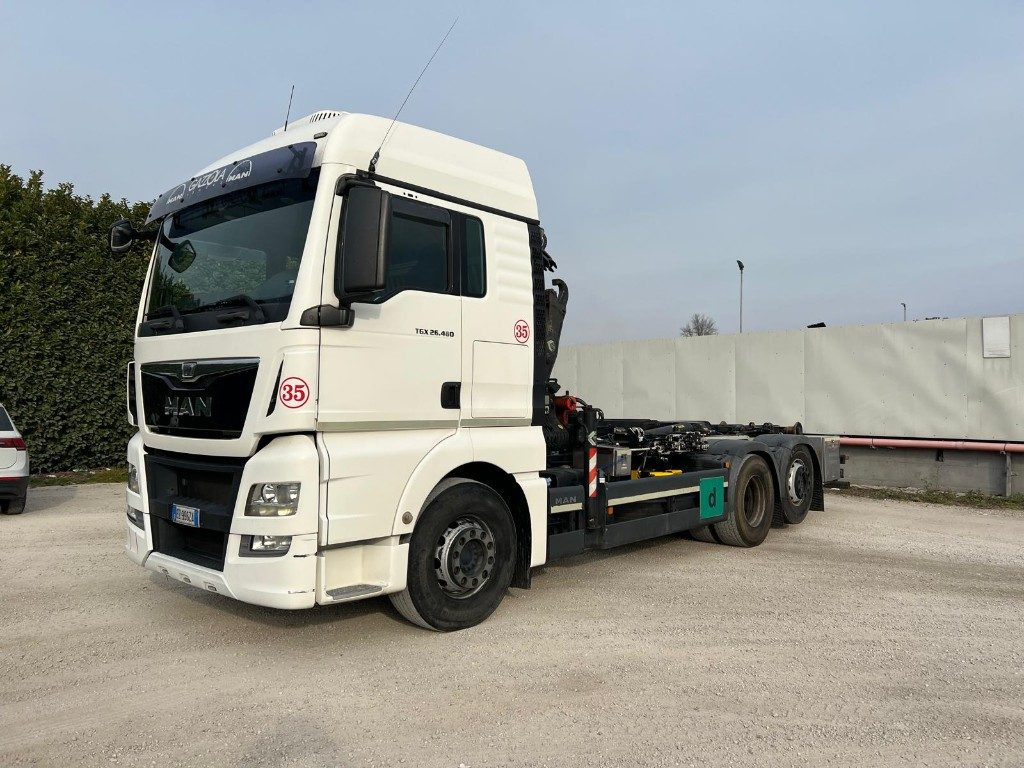 MAN TGX 26.480 SCARRABILE CON GRU DIETRO CABINA - Kamion vetëngarkues: foto 1 MAN TGX 26.480 SCARRABILE CON GRU DIETRO CABINA - Kamion vetëngarkues: foto 1