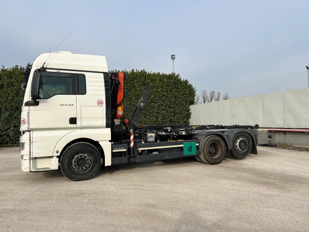 MAN TGX 26.480 SCARRABILE CON GRU DIETRO CABINA - Kamion vetëngarkues: foto 2 MAN TGX 26.480 SCARRABILE CON GRU DIETRO CABINA - Kamion vetëngarkues: foto 2