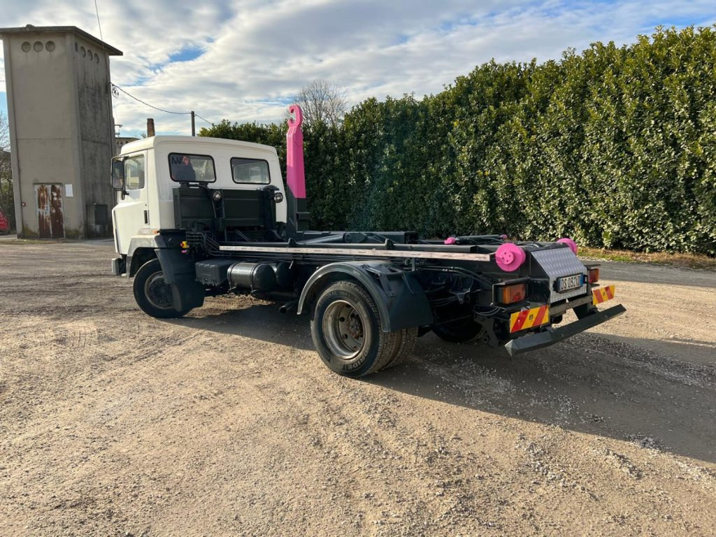 NISSAN 130/115 SCARRABILE - Kamion vetëngarkues: foto 3 NISSAN 130/115 SCARRABILE - Kamion vetëngarkues: foto 3