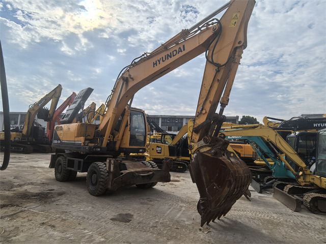 Hyundai R210W-9S - Ekskavator me goma: foto 4 Hyundai R210W-9S - Ekskavator me goma: foto 4