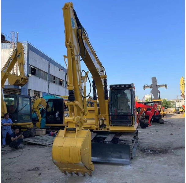 Komatsu PC130 - Ekskavator me zinxhirë: foto 1 Komatsu PC130 - Ekskavator me zinxhirë: foto 1