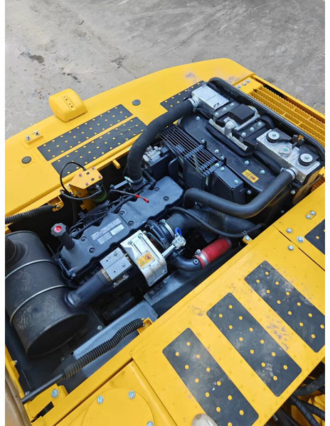 Komatsu PC220-8 - Ekskavator me zinxhirë: foto 3 Komatsu PC220-8 - Ekskavator me zinxhirë: foto 3
