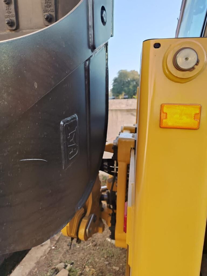 New Caterpillar 424 backhoe loader - Fadromë me shkarkim nga prapa: foto 5 New Caterpillar 424 backhoe loader - Fadromë me shkarkim nga prapa: foto 5