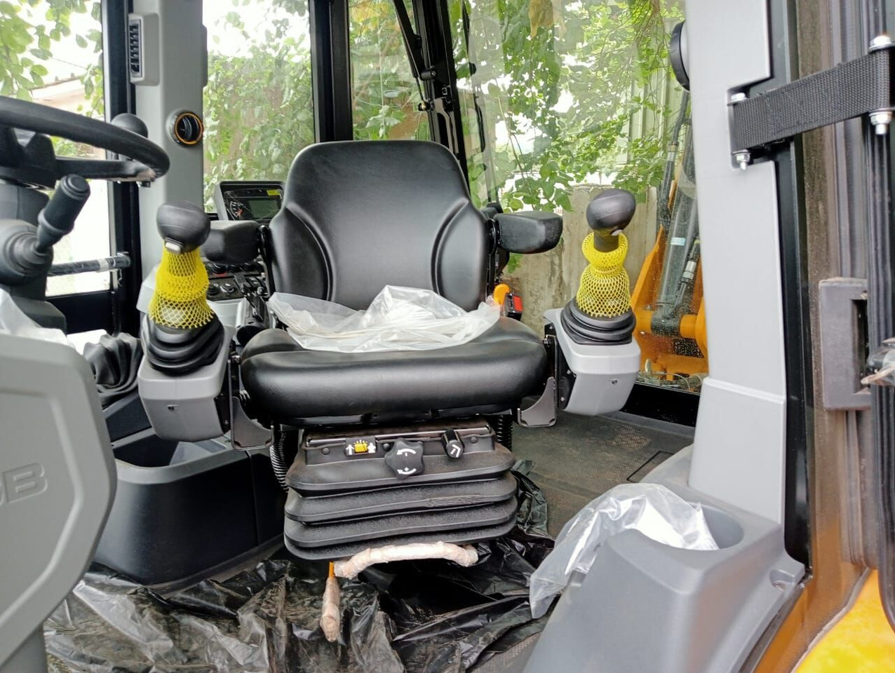 New JCB 3CX backhoe loader - Fadromë me shkarkim nga prapa: foto 1 New JCB 3CX backhoe loader - Fadromë me shkarkim nga prapa: foto 1