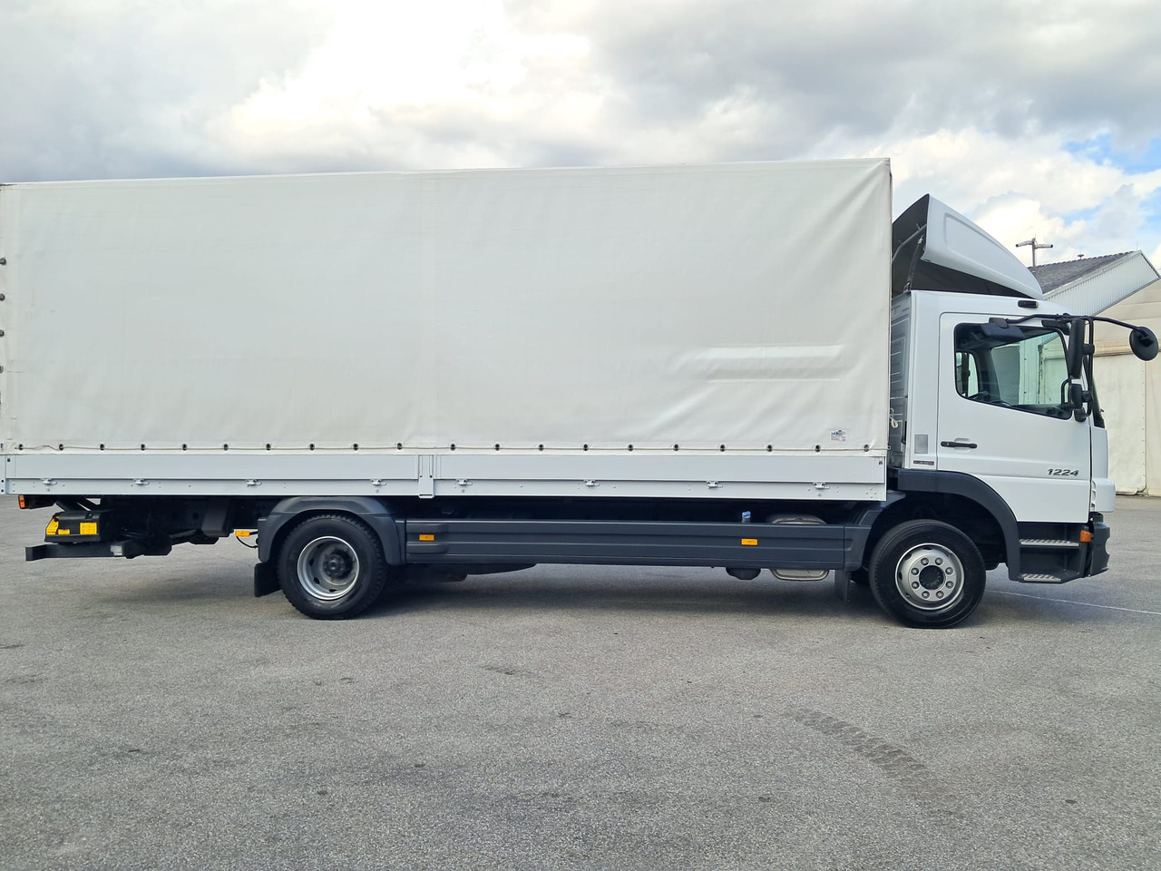 MERCEDES-BENZ ATEGO 12 24 Plane LBW | Klima | Schaltgetriebe - Kamion me tendë: foto 3 MERCEDES-BENZ ATEGO 12 24 Plane LBW | Klima | Schaltgetriebe - Kamion me tendë: foto 3
