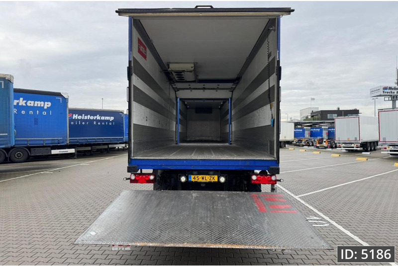 Mercedes-Benz Antos 2736 Day Cab, Euro 6, + Schmitz / Durchladbar / Carrier / 92m3 - Kamion frigorifer: foto 5 Mercedes-Benz Antos 2736 Day Cab, Euro 6, + Schmitz / Durchladbar / Carrier / 92m3 - Kamion frigorifer: foto 5