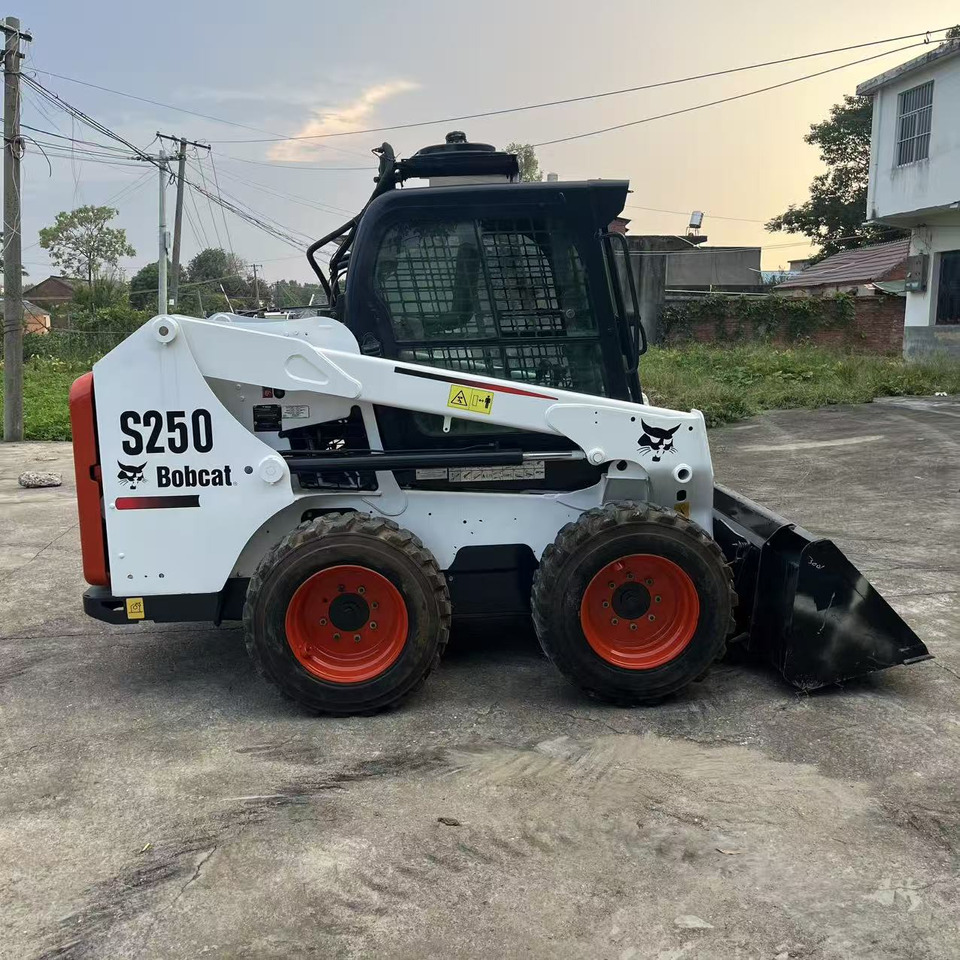 BOBCAT Skid Steer Loader S250 New Condition Hours True - Mini fadrom: foto 2 BOBCAT Skid Steer Loader S250 New Condition Hours True - Mini fadrom: foto 2