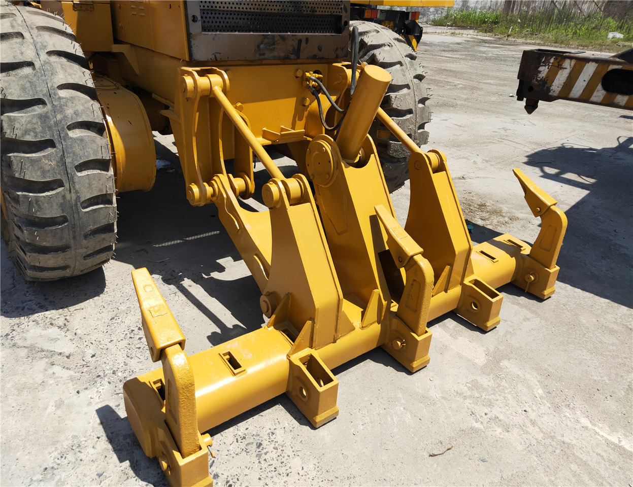 CATERPILLAR 140H CAT Grader Click Here for DIscount - Makinë niveluese: foto 2 CATERPILLAR 140H CAT Grader Click Here for DIscount - Makinë niveluese: foto 2