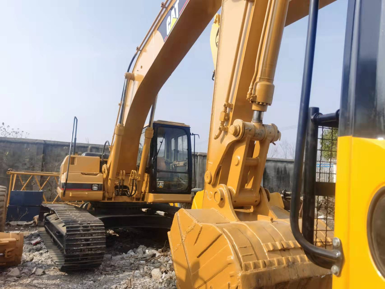 CATERPILLAR 320B - Ekskavator me zinxhirë: foto 1 CATERPILLAR 320B - Ekskavator me zinxhirë: foto 1