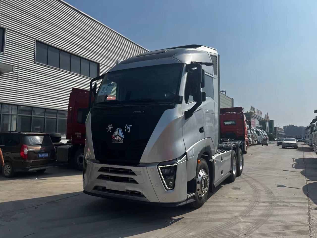 SINOTRUCK M1135 Huanghe Tractor unit 6✖4 Automatic - Gjysmë-kamion: foto 1 SINOTRUCK M1135 Huanghe Tractor unit 6✖4 Automatic - Gjysmë-kamion: foto 1