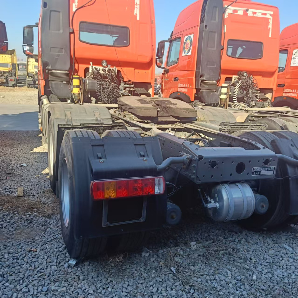 SINOTRUK Howo TH7 6x4 Truck Head 480HP Competitive Price - Gjysmë-kamion: foto 4 SINOTRUK Howo TH7 6x4 Truck Head 480HP Competitive Price - Gjysmë-kamion: foto 4