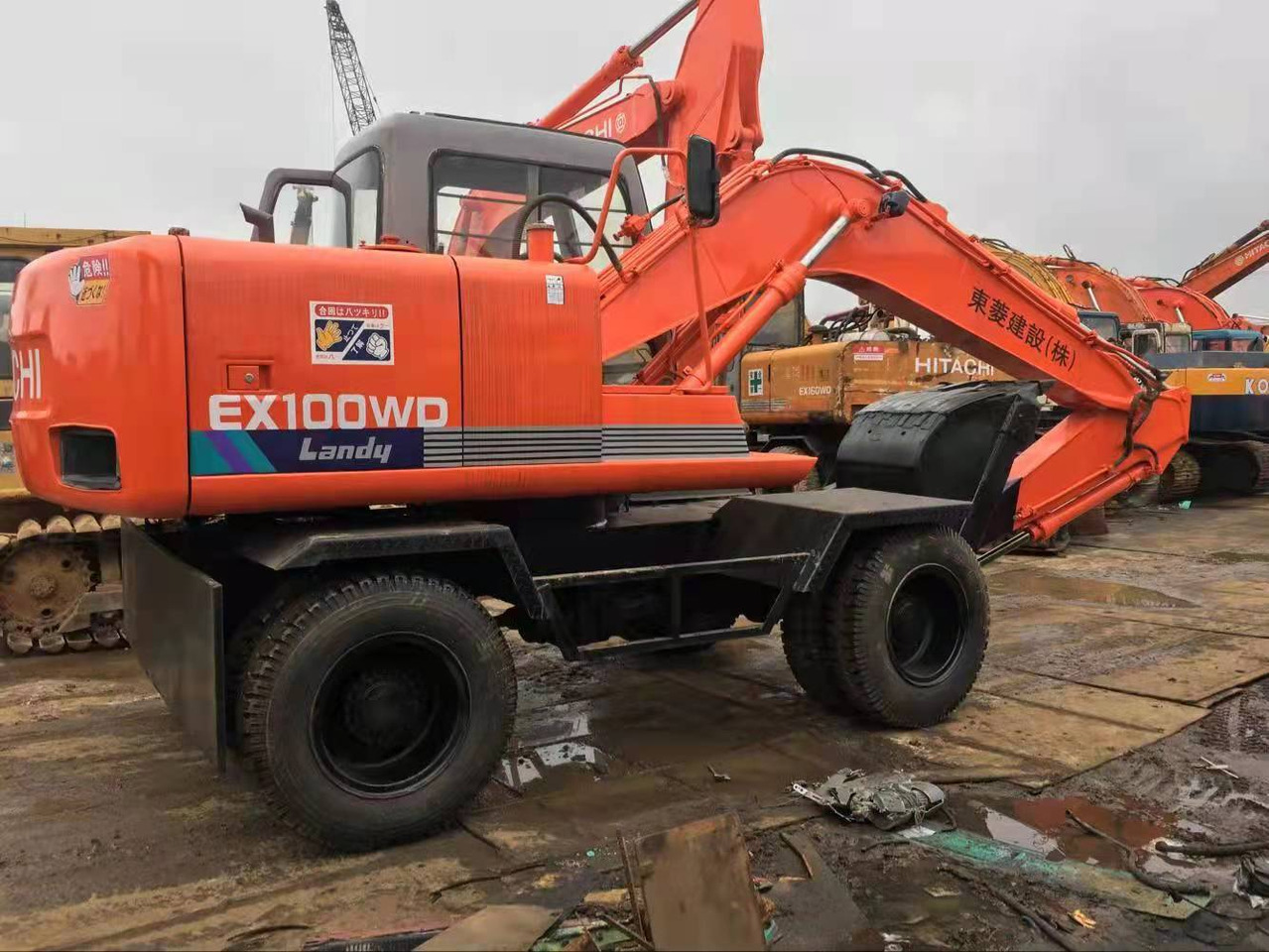 HITACHI EX100WD - Ekskavator me zinxhirë: foto 1 HITACHI EX100WD - Ekskavator me zinxhirë: foto 1