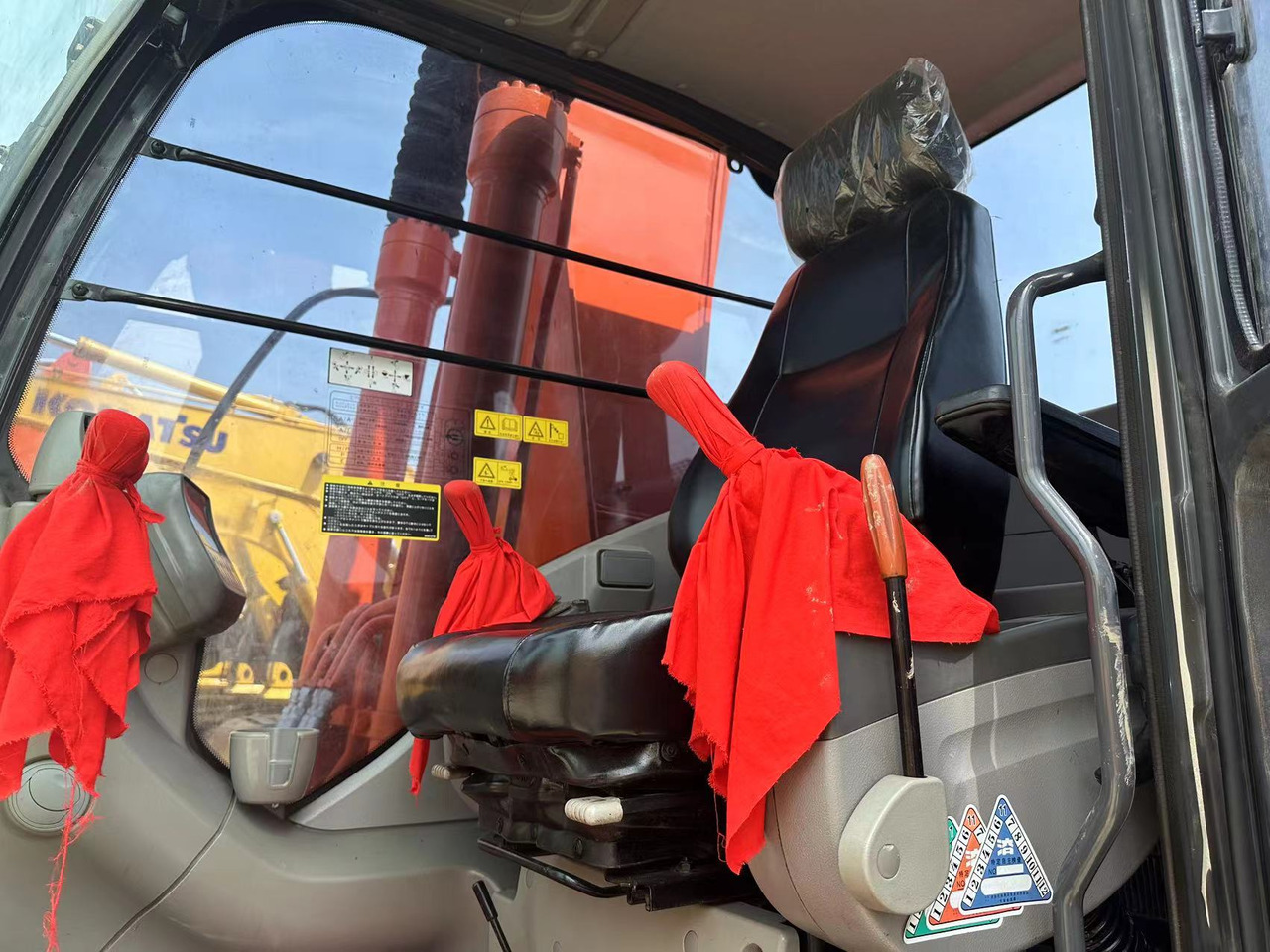 Hitachi ZX200 Excavator Click for Discount - Ekskavator me zinxhirë: foto 2 Hitachi ZX200 Excavator Click for Discount - Ekskavator me zinxhirë: foto 2