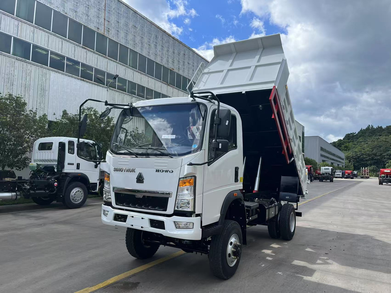 SINOTRUK HOWO 4x2 Dump Truck Click Here for Discount - Kamion vetëshkarkues: foto 3 SINOTRUK HOWO 4x2 Dump Truck Click Here for Discount - Kamion vetëshkarkues: foto 3
