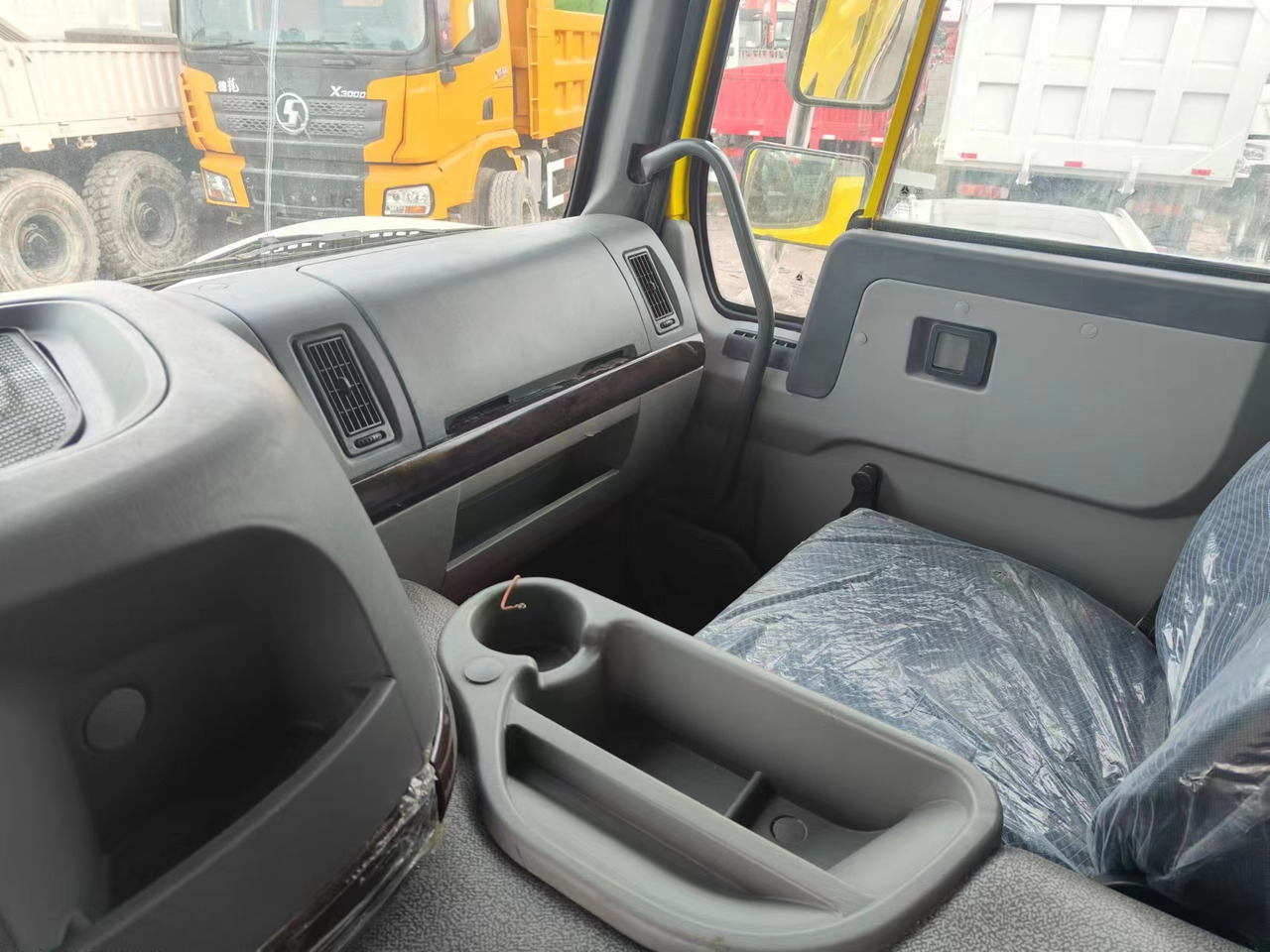 Sino HOWO 8x4 Dump Truck Click for Discount - Kamion vetëshkarkues: foto 5 Sino HOWO 8x4 Dump Truck Click for Discount - Kamion vetëshkarkues: foto 5