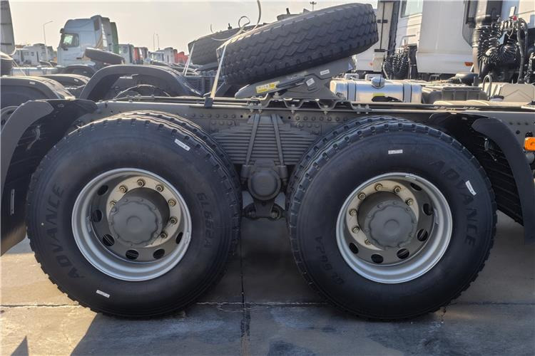 SINOTRUK Howo NX Truck Tractor 6x4 380hp Price for Sale In Tanzania - Gjysmë-kamion: foto 5 SINOTRUK Howo NX Truck Tractor 6x4 380hp Price for Sale In Tanzania - Gjysmë-kamion: foto 5