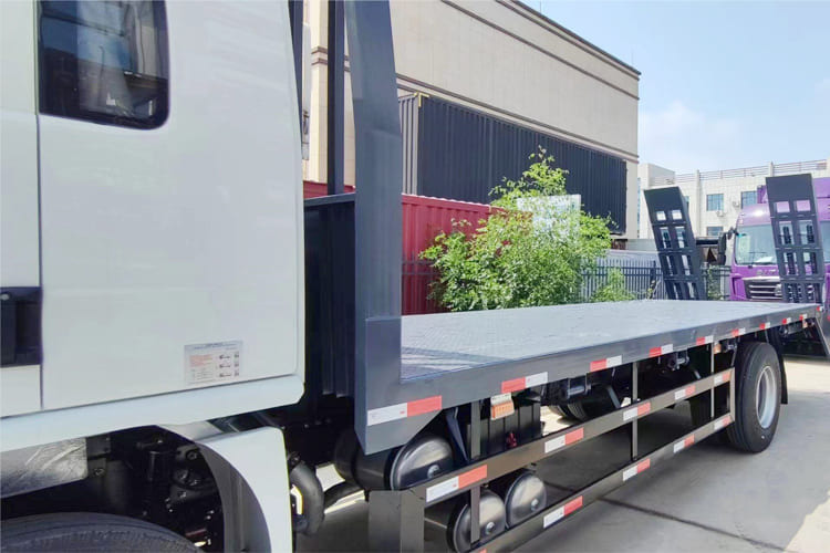 SHACMAN SHACMAN L3000 4x2 Light Cargo Truck with Rear Loading Ramp - Kamion me karroceri të hapur: foto 3 SHACMAN SHACMAN L3000 4x2 Light Cargo Truck with Rear Loading Ramp - Kamion me karroceri të hapur: foto 3