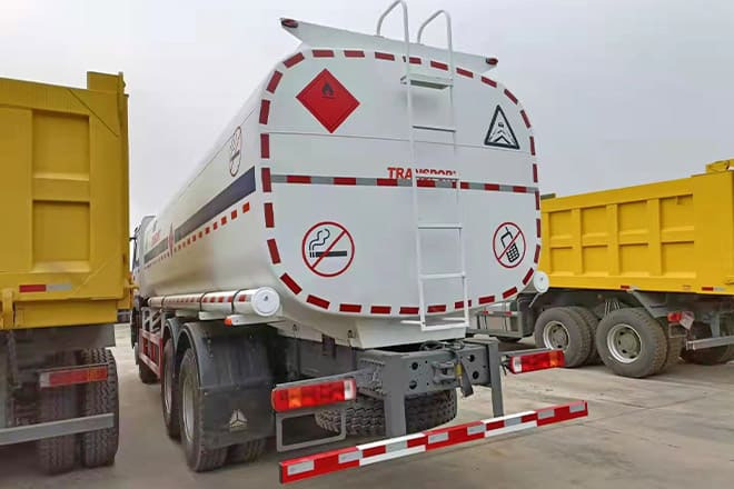 SINOTRUK Howo 6X4 Oil Truck Price for Sale in Djibouti - Autobot: foto 4 SINOTRUK Howo 6X4 Oil Truck Price for Sale in Djibouti - Autobot: foto 4