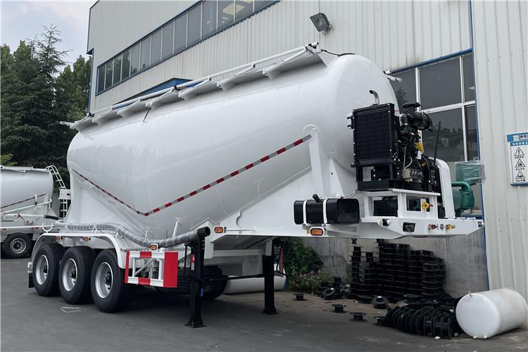 TITAN 3 Axle 30CBM Cement Tanker Trailer with Air Suspension In Saudi Arabia - Gjysmë rimorkio me bot: foto 1 TITAN 3 Axle 30CBM Cement Tanker Trailer with Air Suspension In Saudi Arabia - Gjysmë rimorkio me bot: foto 1