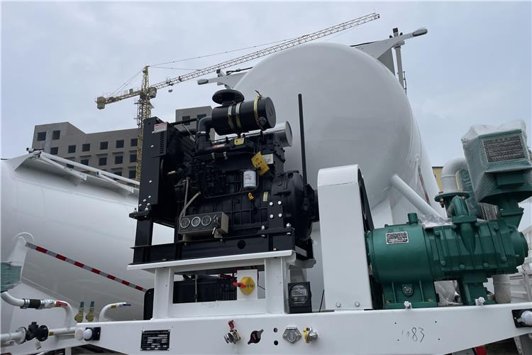 TITAN 3 Axle 30CBM Cement Tanker Trailer with Air Suspension In Saudi Arabia - Gjysmë rimorkio me bot: foto 2 TITAN 3 Axle 30CBM Cement Tanker Trailer with Air Suspension In Saudi Arabia - Gjysmë rimorkio me bot: foto 2