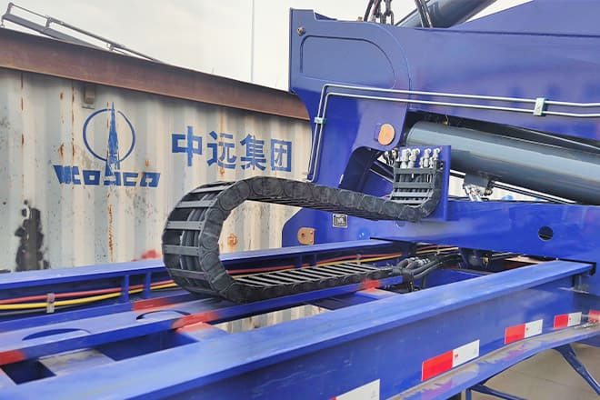 XCMG 40Ft Shipping Container Side Loader for Sale in Argentina - Transportjer kontejnerësh/ Gjysmë rimorkio me karroceri të çmontueshme: foto 3 XCMG 40Ft Shipping Container Side Loader for Sale in Argentina - Transportjer kontejnerësh/ Gjysmë rimorkio me karroceri të çmontueshme: foto 3