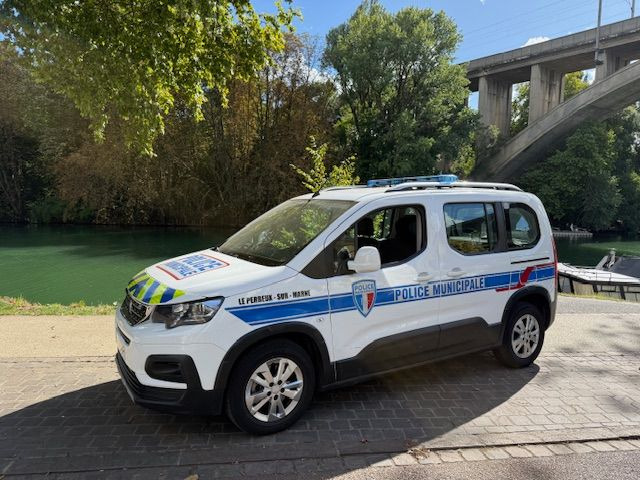 Mjet bujqësor/ Special Peugeot DUSTER sérigraphie police municipale bon état, révis: foto 1