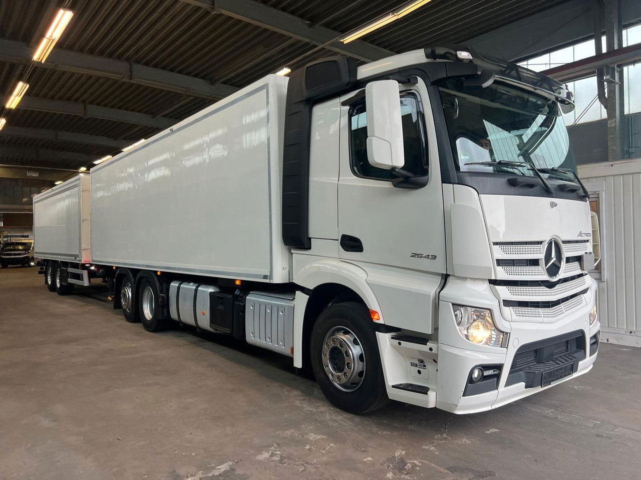 Mercedes-Benz Actros 2543 Komplettzug Voll-Luft - Lange Koffer - Kamion vagonetë: foto 1 Mercedes-Benz Actros 2543 Komplettzug Voll-Luft - Lange Koffer - Kamion vagonetë: foto 1