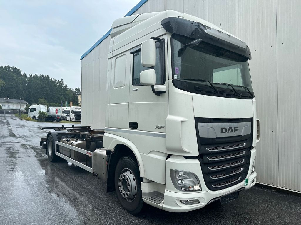 DAF XF 460 SpaceCab Retarder TÜV neu DAF XF 460 SpaceCab Retarder - Transportjer kontejnerësh/ Kamion me karroceri të çmontueshme: foto 2 DAF XF 460 SpaceCab Retarder TÜV neu DAF XF 460 SpaceCab Retarder - Transportjer kontejnerësh/ Kamion me karroceri të çmontueshme: foto 2