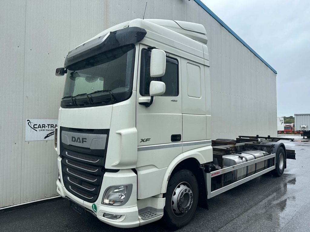 DAF XF 460 SpaceCab Retarder TÜV neu DAF XF 460 SpaceCab Retarder - Transportjer kontejnerësh/ Kamion me karroceri të çmontueshme: foto 1 DAF XF 460 SpaceCab Retarder TÜV neu DAF XF 460 SpaceCab Retarder - Transportjer kontejnerësh/ Kamion me karroceri të çmontueshme: foto 1