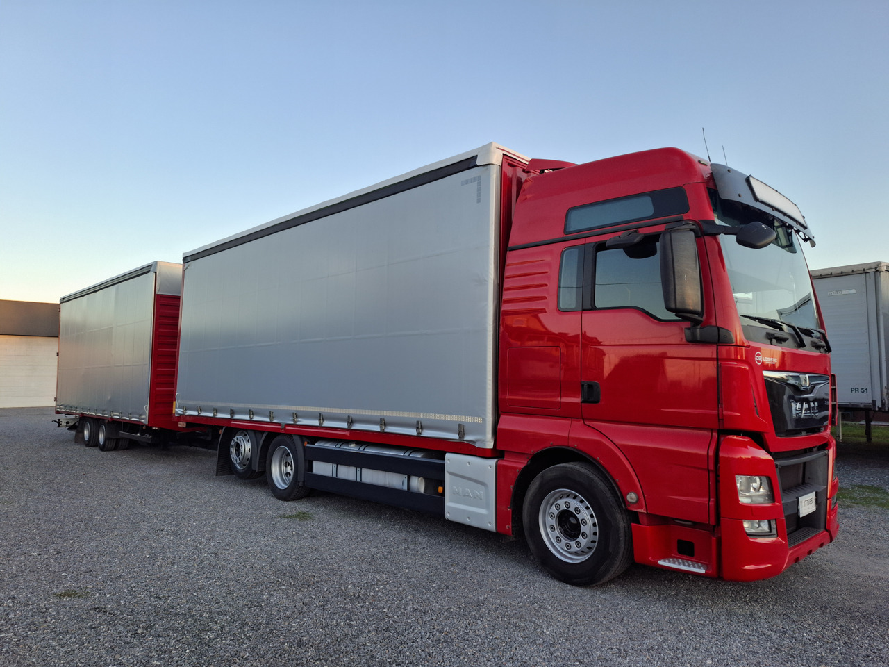 MAN TGX 26.440 E6 + SCHMITZ - Kamion me tendë: foto 1 MAN TGX 26.440 E6 + SCHMITZ - Kamion me tendë: foto 1