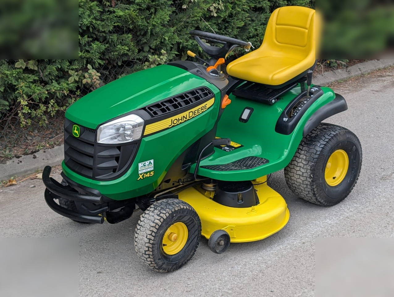 2011 JOHN DEERE X145 - Korrëse bari i kopshtit: foto 2 2011 JOHN DEERE X145 - Korrëse bari i kopshtit: foto 2