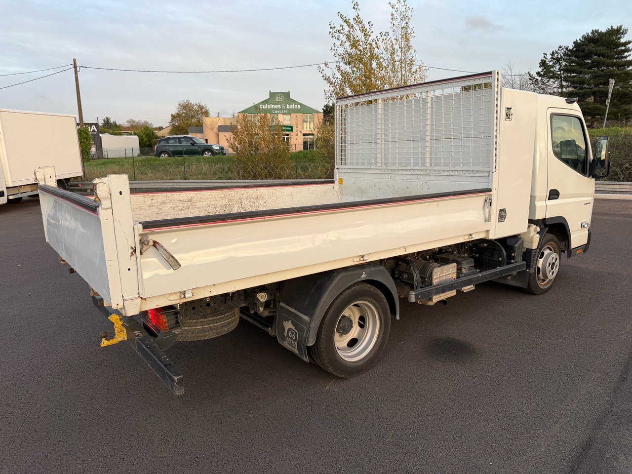 Mitsubishi Canter Fuso - Kamioncine vetëshkarkuese: foto 4 Mitsubishi Canter Fuso - Kamioncine vetëshkarkuese: foto 4