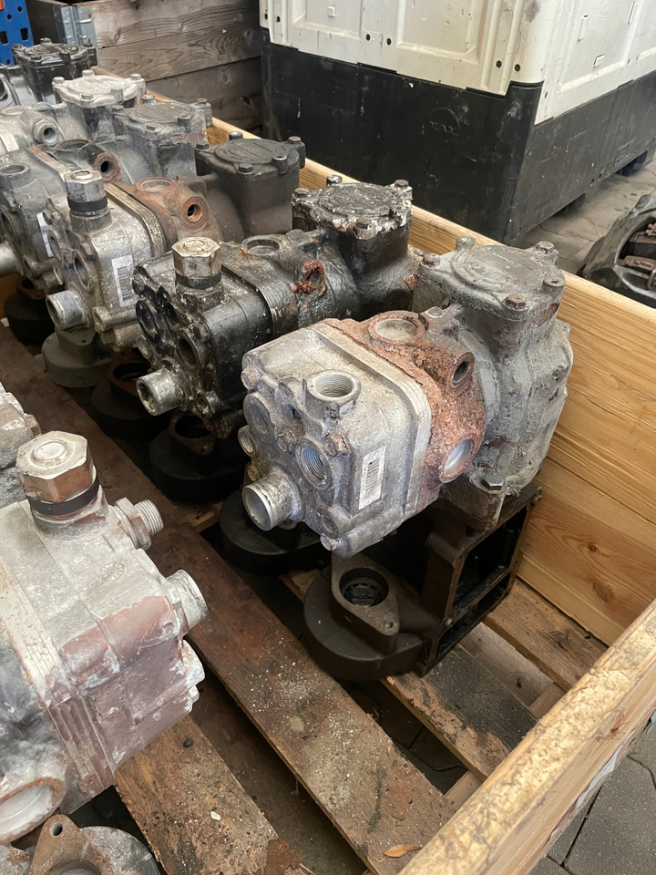 KOMPRESOR SPRĘŻARKA POWIETRZA MAN TGX TGS EURO 6 51540007146 - Kompresori i ajrit të frenave për Kamioni: foto 2 KOMPRESOR SPRĘŻARKA POWIETRZA MAN TGX TGS EURO 6 51540007146 - Kompresori i ajrit të frenave për Kamioni: foto 2