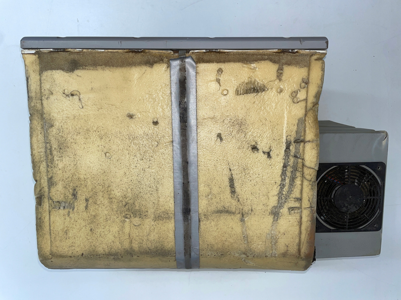 LODÓWKA CHŁODZIARKA VOLVO FH 20398817 , 061076791 - Kabina dhe interier për Kamioni: foto 4 LODÓWKA CHŁODZIARKA VOLVO FH 20398817 , 061076791 - Kabina dhe interier për Kamioni: foto 4