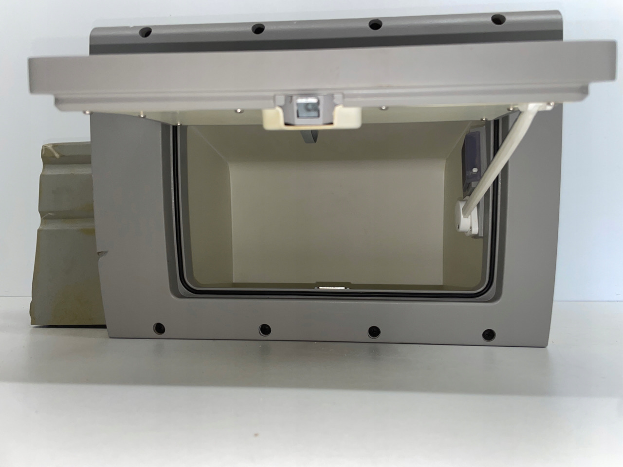 LODÓWKA CHŁODZIARKA VOLVO FH 20398817 , 061076791 - Kabina dhe interier për Kamioni: foto 3 LODÓWKA CHŁODZIARKA VOLVO FH 20398817 , 061076791 - Kabina dhe interier për Kamioni: foto 3