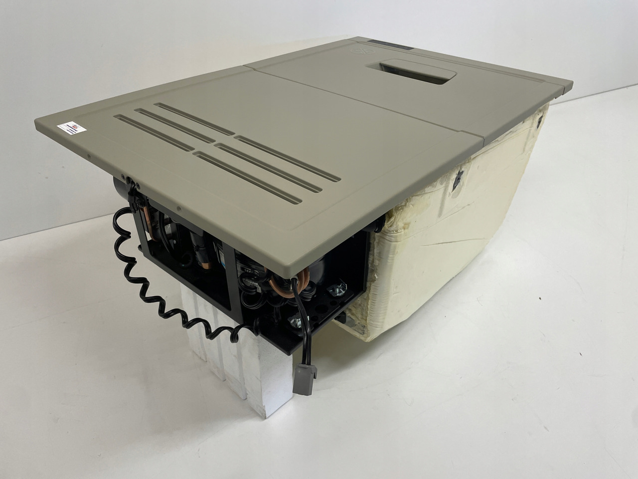 LODÓWKA CHŁODZIARKA VOLVO FH4 FH 4 P82174077 - Kabina dhe interier për Kamioni: foto 3 LODÓWKA CHŁODZIARKA VOLVO FH4 FH 4 P82174077 - Kabina dhe interier për Kamioni: foto 3