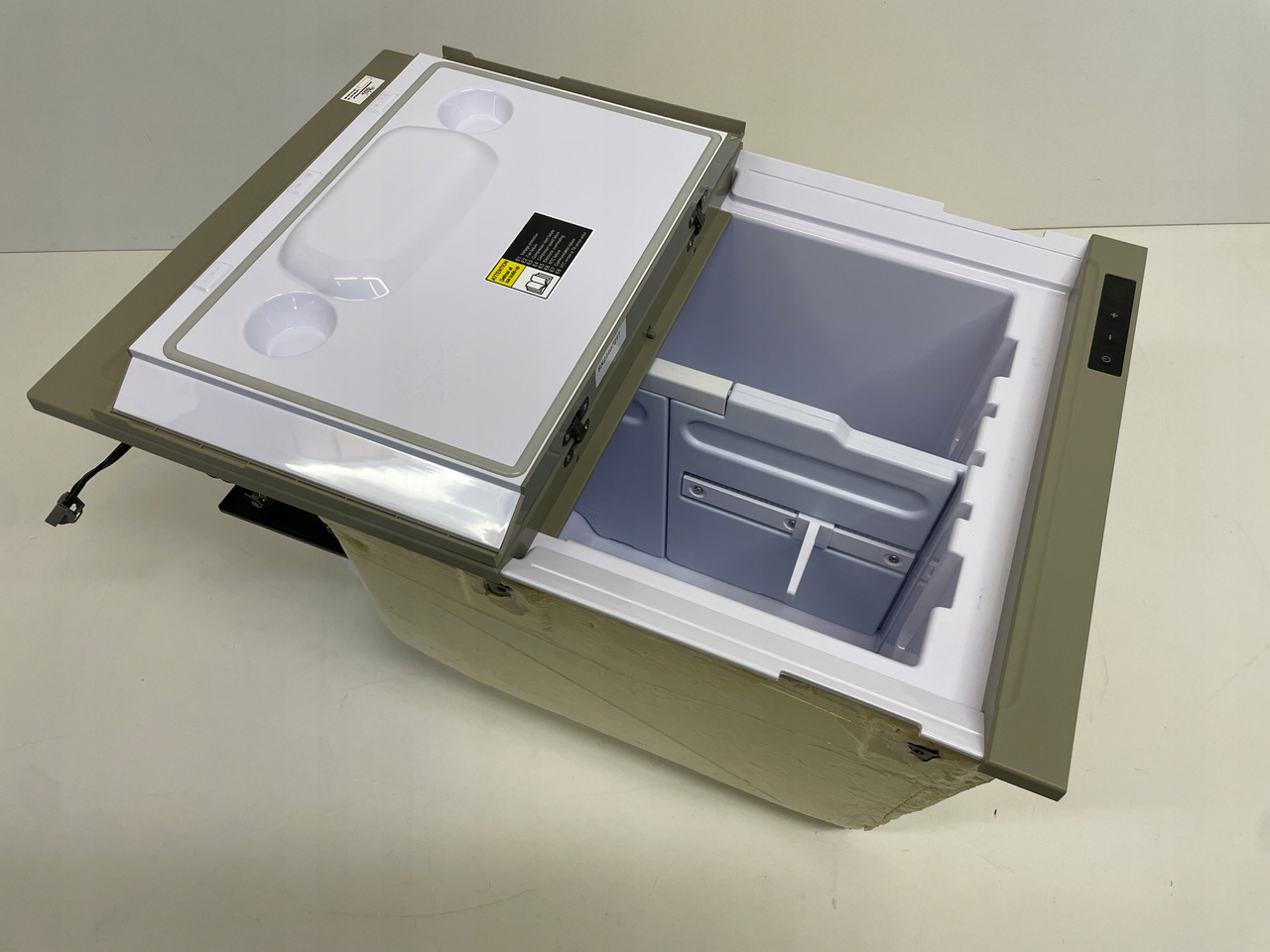 LODÓWKA CHŁODZIARKA VOLVO FH4 FH 4 P82174077 - Kabina dhe interier për Kamioni: foto 2 LODÓWKA CHŁODZIARKA VOLVO FH4 FH 4 P82174077 - Kabina dhe interier për Kamioni: foto 2