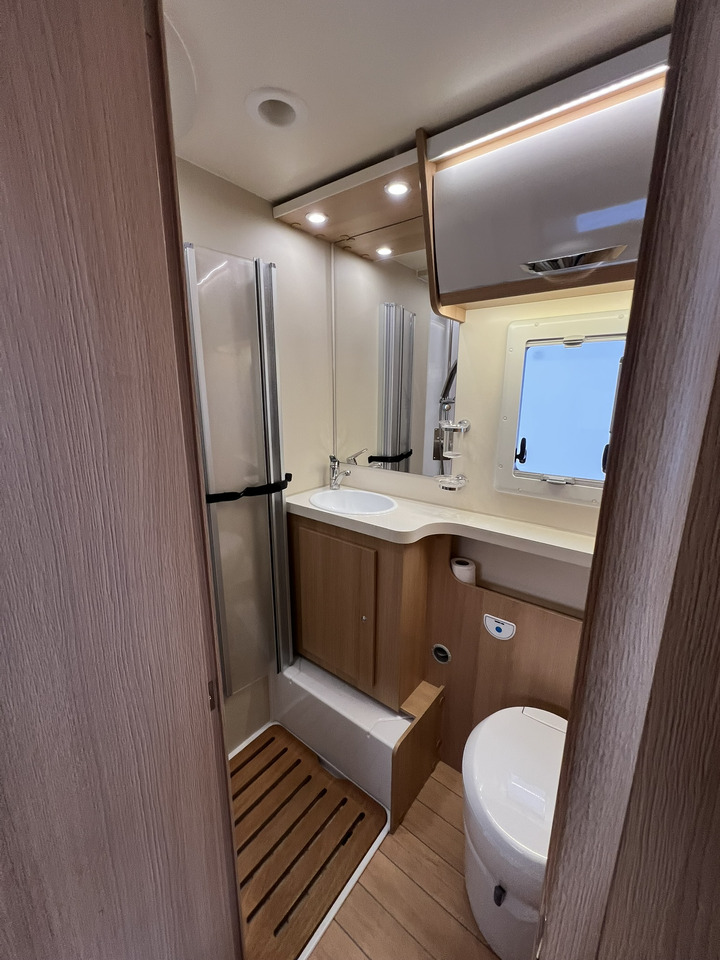 FORSTER T 699 EB Hubbett - Markise - Fahrradtr. - Kamper gjysmë i integruar: foto 5 FORSTER T 699 EB Hubbett - Markise - Fahrradtr. - Kamper gjysmë i integruar: foto 5