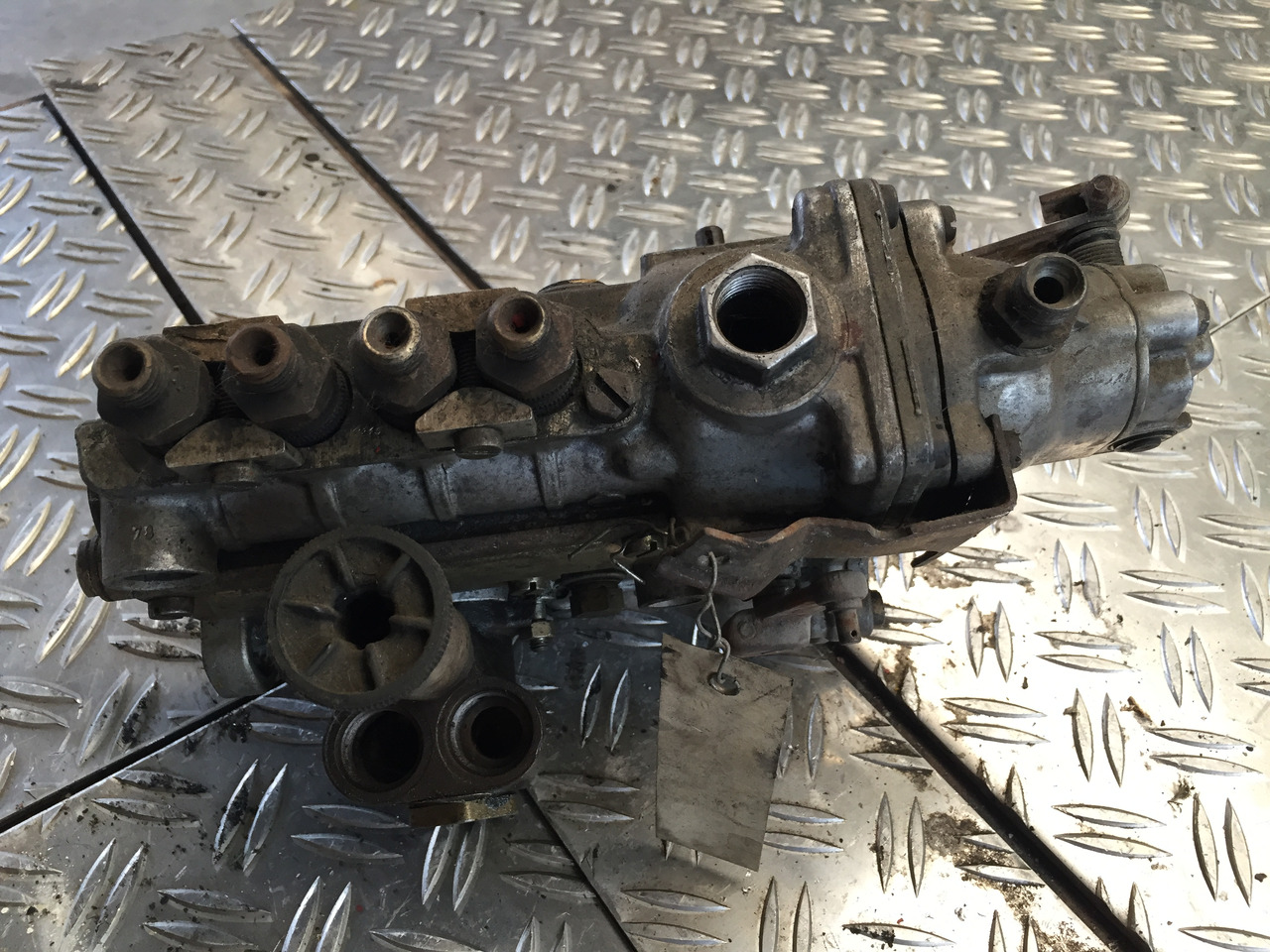 Gebrauchte Einspritzpumpe DB OM 616, Bosch - Nr. : 0 400 114 079 - Pompa e karburantit për Kamioni: foto 2 Gebrauchte Einspritzpumpe DB OM 616, Bosch - Nr. : 0 400 114 079 - Pompa e karburantit për Kamioni: foto 2